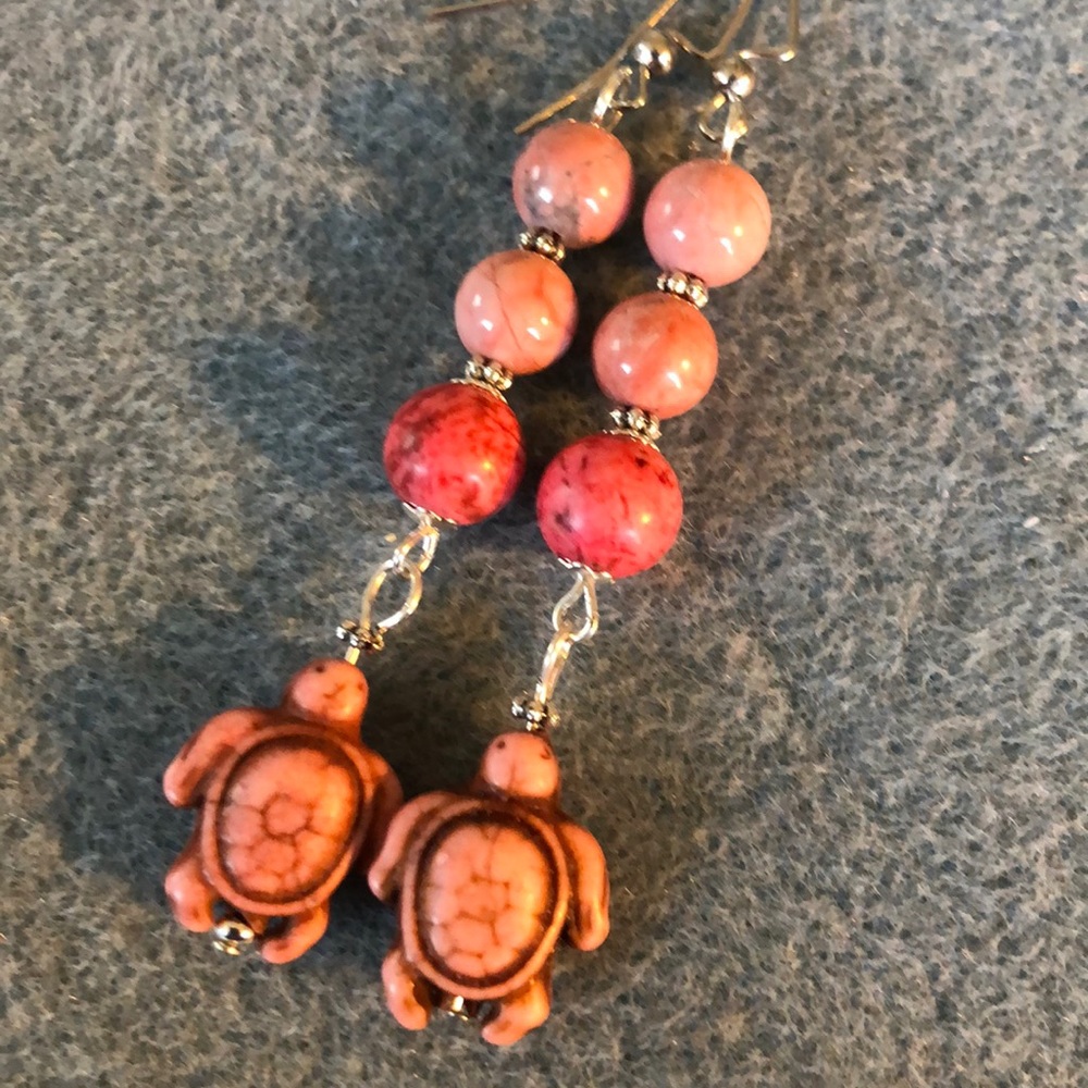 Howlite turtle earrings - Picture 4 of 4